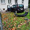 Eine 55-Jährige verlor am Dienstagmorgen die Kontrolle über ihr Auto und prallte erst gegen einen Zaun, dann gegen eine Hauswand.