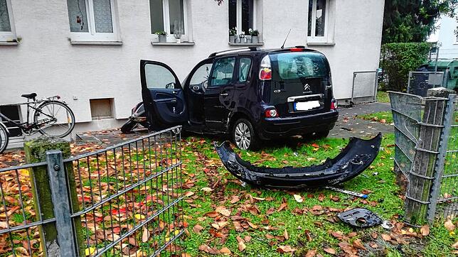 Eine 55-Jährige verlor am Dienstagmorgen die Kontrolle über ihr Auto und prallte erst gegen einen Zaun, dann gegen eine Hauswand.