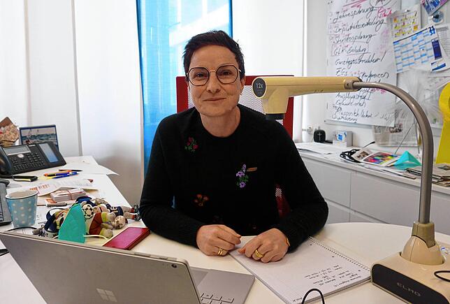 Ohne Laptop und Dokumentenkamera kommt Unterricht nicht mehr aus. Schulleiterin Iris Engelmann bereitet sich auf eine virtuelle ...