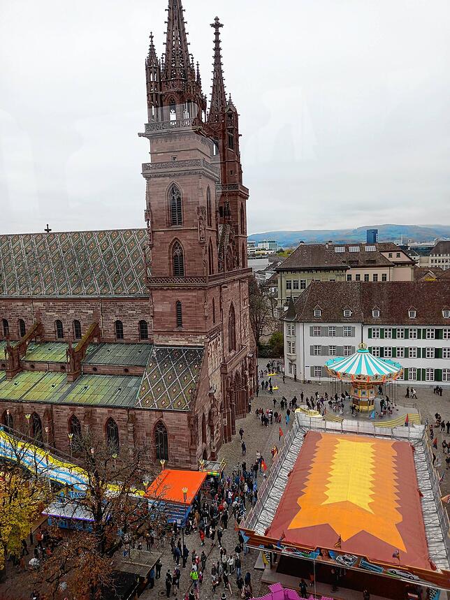 Der Münsterplatz bei der Basler Herbstmesse 2022.
