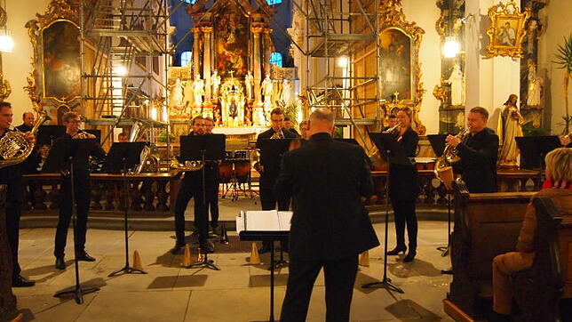 Lake Brass wird dirigiert von Norbert Stertz.
