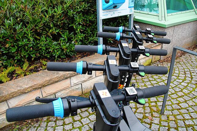 Beim Scannen eines QR-Codes werden die e-Scooter in Betrieb genommen.