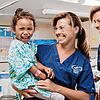 Tabea und Ruth Nusser mit einer kleinen Patientin auf dem Arm: Die Krankenschwestern aus Friedrichshafen sind im ehrenamtlichen Einsatz ...