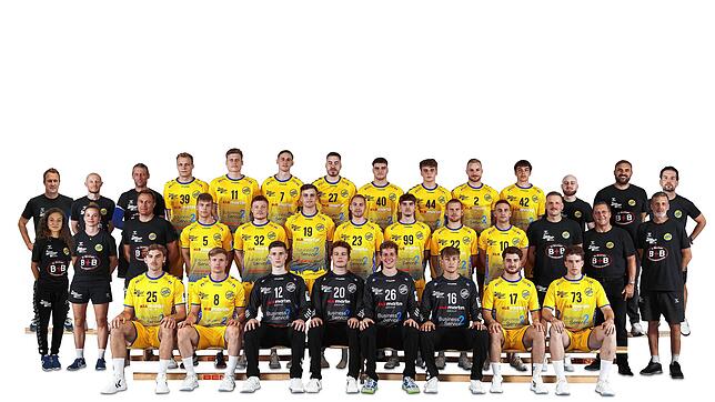Das Team der HSG Konstanz in der Saison 2025/2026: (hintere Reihe v.l.) Physiotherapeut Tobias Eblen, Physiotherapeut Simon Hafner, ...