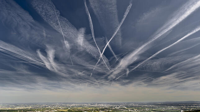 Verschwörungstheoretiker vermuten hinter Kondensstreifen von Flugzeugen und hohen Schleierwolken sogenannte "Chemtrails" – mit denen man ...