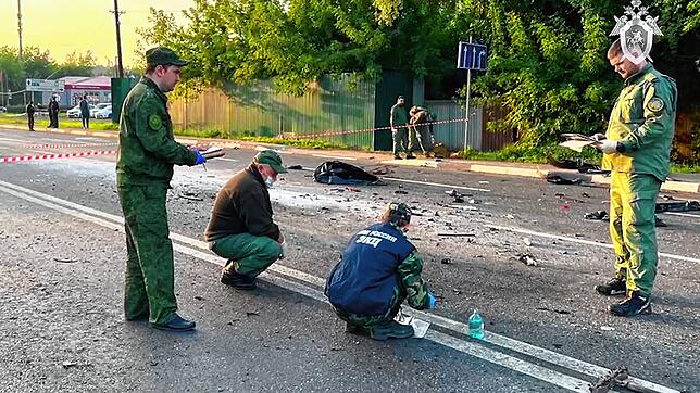 Auf diesem vom russischen Untersuchungsausschuss veröffentlichten Handout-Foto arbeiten Ermittler am Ort der Explosion eines von Daria ...