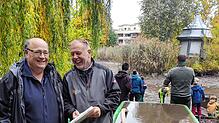Gewässerwart Tilo Päßler (rechts) und Anglerfreund Clemens Lang begutachten das Abfischen des Eisweihers durch die Villinger ...