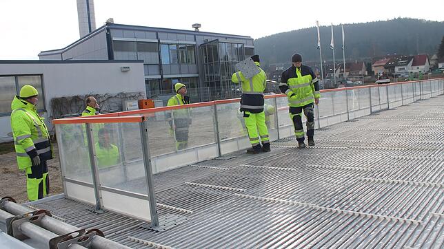 Nach der Velegung der Kühlröhren installieren die Bauhof-Mitarbeiter die Bande rund um die Eisbahn.