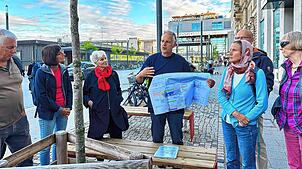 Auf die Zukunft ausgerichtet: Wolfgang Treß vom Amt für Stadtplanung und Umwelt (Mitte) erklärt, wie die Bäume am neu gestalteten ...