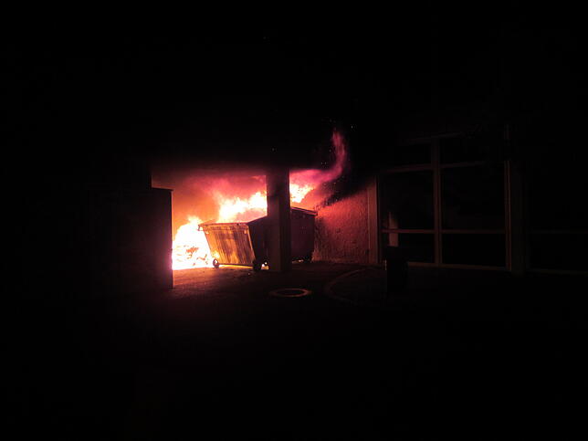 Ein Container-Brand an der Eichendorfrealschule führte zu einem Großeinsatz der Feuerwehren Gottmadingen und Randegg. Bild: Florian Reize