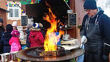 Warme Speisen wie Crêpe waren bei der Eiseskälte beim Dachsberger Adventsgenuss gefragt. Ein Feuer spendete Wärme. Bild: Karin Steinebrunner