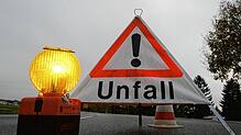 Warndreieck und Leuchte weisen auf einen Unfall hin (Symbolbild). Bei Todtnau (Landkreis Lörrach) stirbt ein Mann (37) bei einem ...
