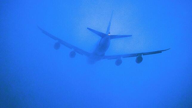 Eine Boeing 747-8F verschwindet nach dem Start vom Flughafen Leipzig in den Wolken.