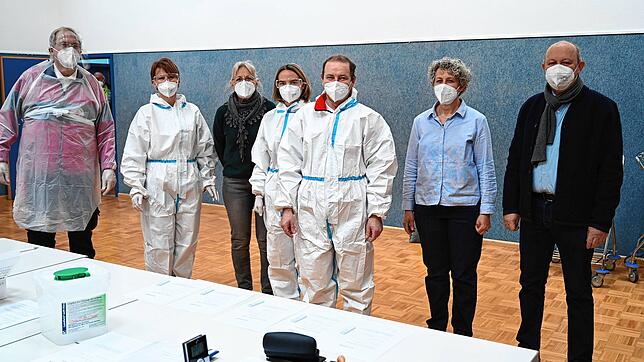 Das Testteam am Montagmorgen mit Bürgermeister Thomas Schäuble (rechts, weiter von links): Hans-Ulrich Brehmer, Elke Belas, Beate ...