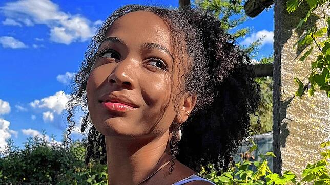 Mit bereits vier Literaturpreisen ausgezeichnet: die junge Riedheimerin Amalie Mbianda Njiki. Vor kurzem hat sie ihr Studium ...