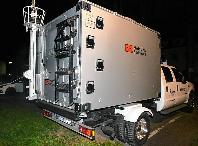 Mit Antenne zum Ausfahren und kompletter Funkkabine: Der 7,5 Tonnen schwere Allrad-Ford &bdquo;Krümel&ldquo; ist das Flaggschiff der ...