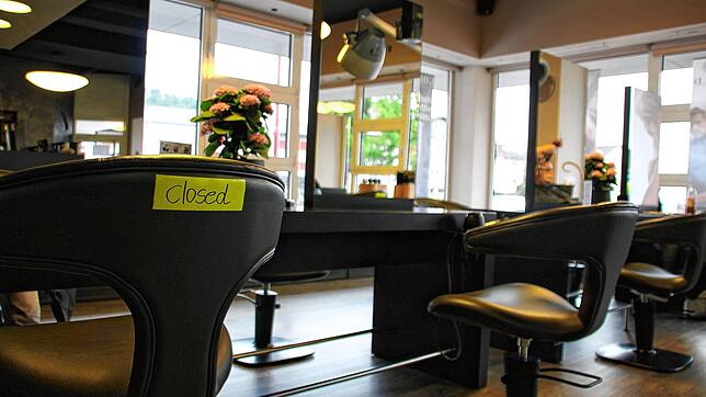 Komplett geschlossen sind seit 12. Dezember die Friseursalons. Bereits zuvor war der Betrieb nur unter Hygieneauflagen zulässig, hier ...