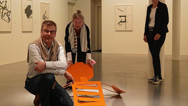Freuen sich auf viele Lieblingsstücke von privaten Leihgebern (von links): Christoph Bauer, Leiter des Kunstmuseums, Helena Vayhinger, ...
