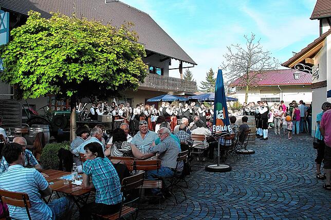Die Besenwirtschaft des Weinguts Dilger in Bermatingen ist im Sommer wieder geöffnet. Jährlich findet dort auch das Torkelfest statt, ...