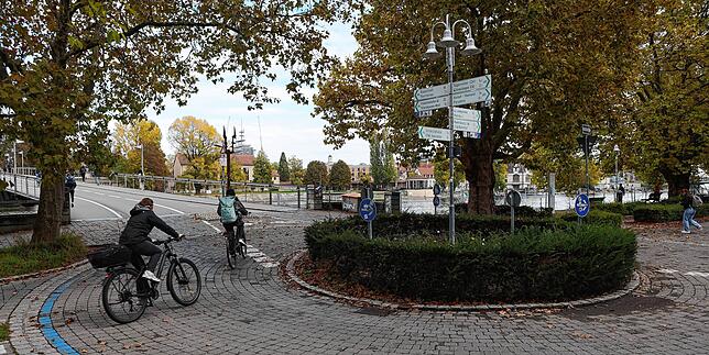 Auch das ist verkehrt! Diese Fahrradfahrerinnen biegen vom Webersteig aus links ab, müssten aber eigentlich den falschen Kreisel zu drei ...