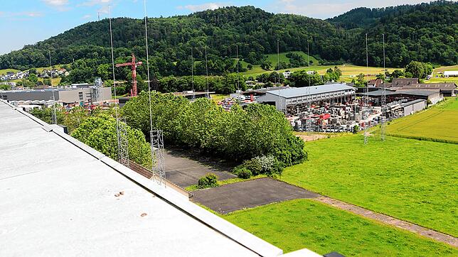 Auf dem ehemaligen Swissgrid-Areal ragen die Visierstangen für das Technologiezentrum Laufenburg in die Höhe. Mit diesen wird ...