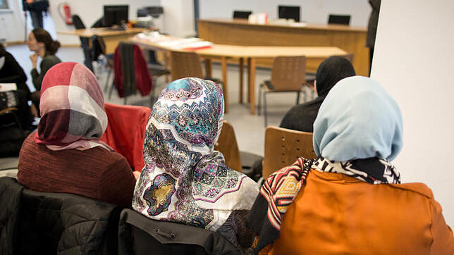 Frauen mit Kopftüchern sitzen im Berliner Arbeitsgericht, wo über das Kopftuchverbot für Lehrerinnen an Berliner Schulen am in Berlin ...