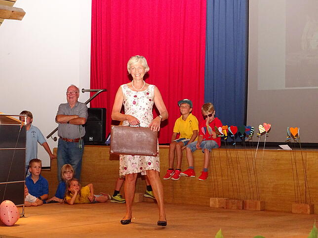 In ihrem Koffer hat Gabriele Heidenreich viele schöne Erinnerungen an &bdquo;ihre&ldquo; Schule und vor allem auch Zeit für neue Dinge.