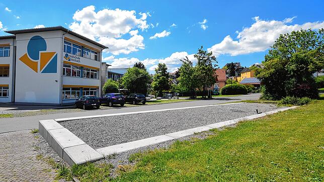 Auf diesen noch vorhandenen Fundamenten beim Schulverbund sollen zwei Klassenzimmer für das Gymnasium in Holzbauweise entstehen. Bild: ...
