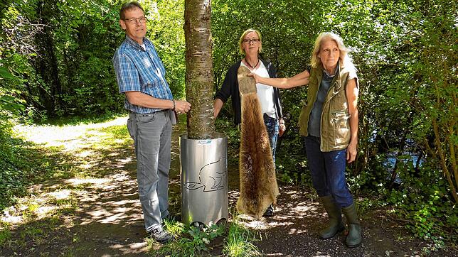 Umweltschutzbeauftragter Ralf Däubler (von links), Alexandra Boll (Rüdtlin) und die Biberbeauftragte Bettina Sättele stellen einen neuen ...