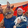 Nadine Vögel das Maskottchen freuen sich über den gut besuchten Markt.