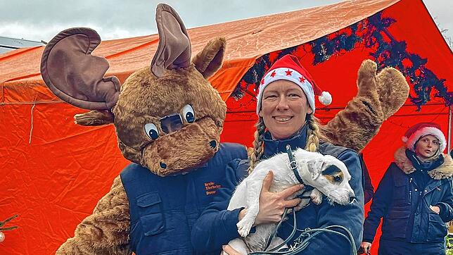 Nadine Vögel das Maskottchen freuen sich über den gut besuchten Markt.