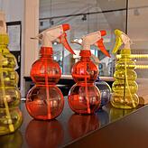 Bunt sind in der neuen &bdquo;SchwarzWeiss&ldquo;-Ausstellung allein die Flaschen mit dem Desinfektionsmittel.