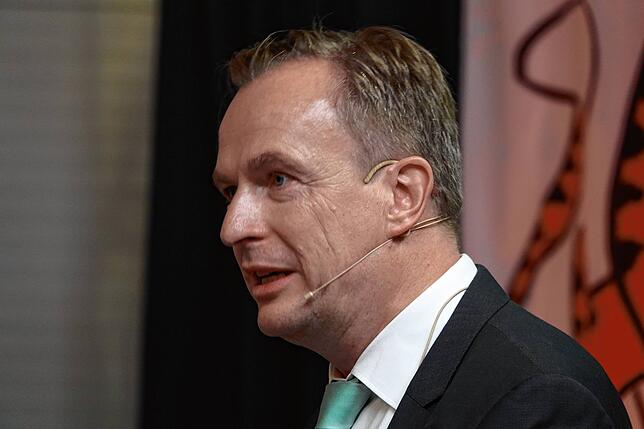 „Mehr Tempo, mehr Menschen“: Jens Südekum, Berater von Bundesfinanzminister Lars Klingbeil, an seinem Vortrag beim Stromtiger.