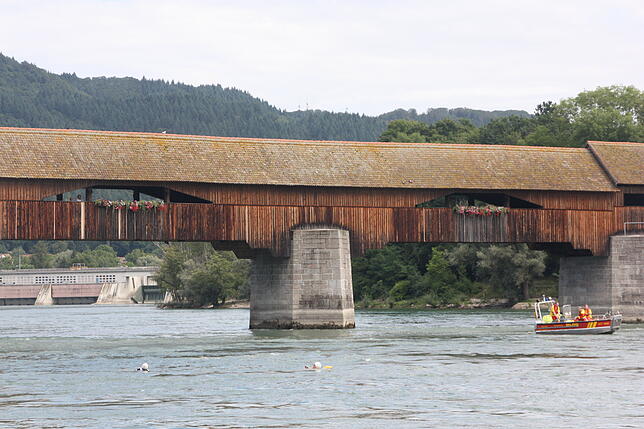 Beim ersten wie auch beim letzten Schwimmer war jeweils ein Begleitboot beim Zweibrückenschwimmen.