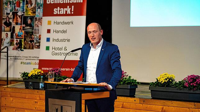 Bürgermeister Jonathan Berggötz bei seiner Ansprache. Fotos: Hans-Jürgen Götz