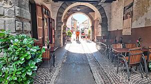 In der Mitte gut zu erkennen: Das Mobilitätsband, das nun quer durch die Altstadt fertig asphaltiert werden muss. Das Untertor und damit ...