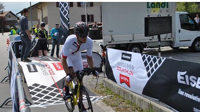 Felix Köhler auf dem Rad beim Duathlon. Bild: privat