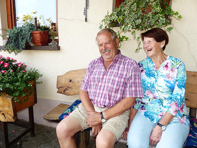 Ihr Witz spiegelt sich im "Sau-Bänkle" wider, auf dem sich Brigitte und Kurt Wengert sauwohl fühlen: Die Lehne des Bänkles, das aus ...