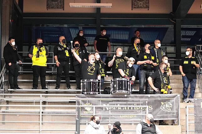Etwa 25 Tigers-Fans sind aus Tübingen mit nach Schwenningen gereist. Sie sorgten gemeinsam mit den Panthers-Fans für eine tolle ...