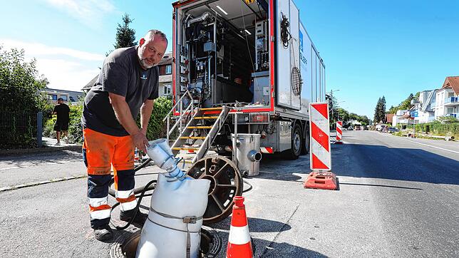 Auf der Baustelle in der Fürstenbergstraße kommt spezielle Technik zum Einsatz. Hier hält Jens Degenhardt das Ende eines Schlauchliners ...