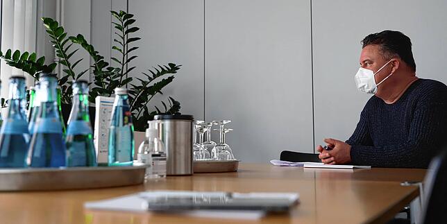 Bild 2: Der Duoday beim SÜDKURIER: Christian Bernardi ist ein Beispiel dafür, dass Inklusion funktionieren kann &ndash; dafür braucht es aber beide Seiten