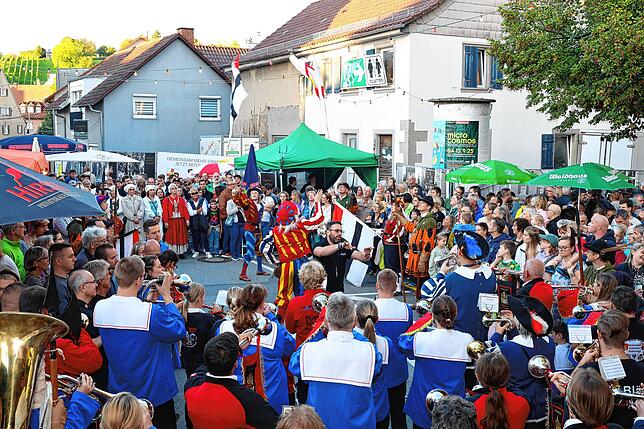 Das Wollmatinger Dorffest lockte viele Besucher an. Am Abend der Eröffnung sorgte der Musikverein für musikalische Unterhaltung.