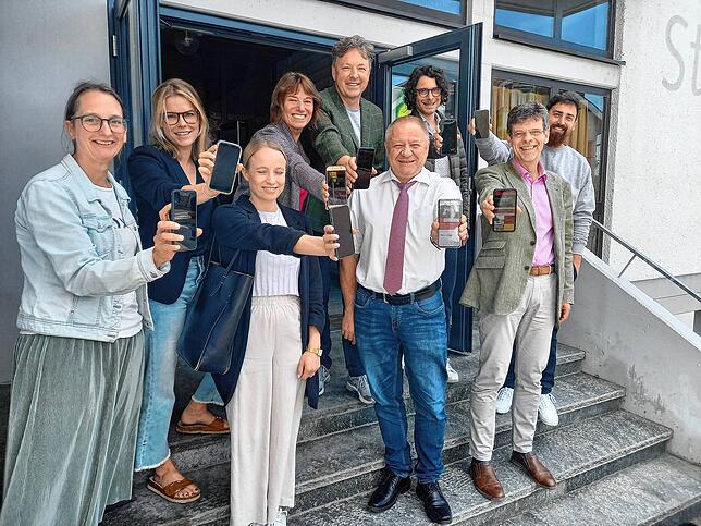 Die Akteure des virtuellen Tags der Wirtschaft im Juni 2022 vor der Stadthalle.