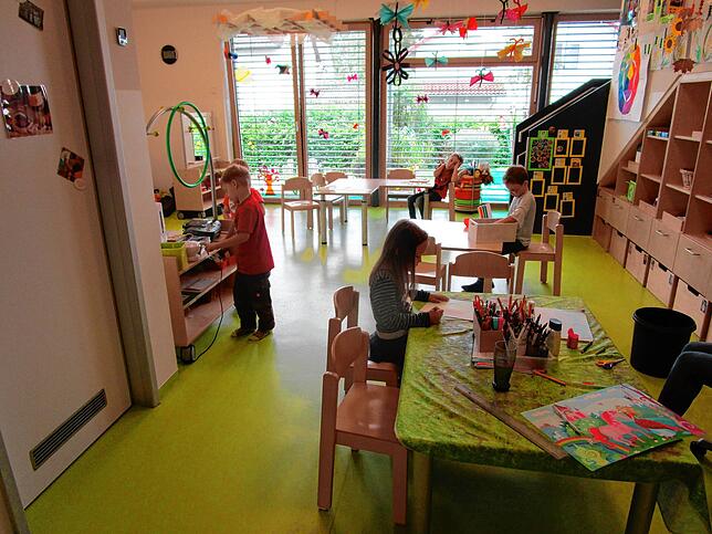 Die Kinder beschäftigen sich mit ausreichend Abstand selbst. So wie hier im Kindergarten St. Martin in Ittendorf.