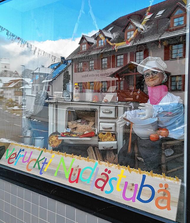 Immer wieder ist dieses Schaufenster in der Kardinal-Bea-Straße in Riedböhringen eine Augenweide und besonders für die Kinder ein ...