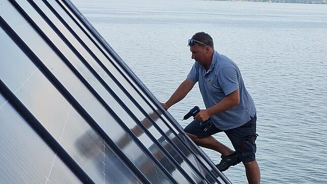 Solartechniker Christian Dehm aus Friedrichshafen plant und baut Fotovoltaik-Anlagen im ganzen Bodenseekreis. Hier montiert er eine ...