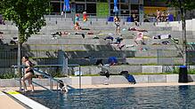 Jede Menge Plätze sind bei der Schwimmbaderöffnung im Tennenbronner &bdquo;Badschnass&ldquo; noch frei. Doch die, die kommen, bereuen es ...