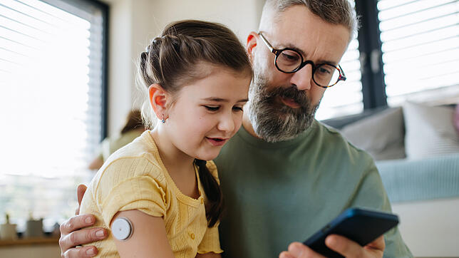 Typ-1-Diabetes bricht zumeist bereits im Kindes- und Jugendalter aus. Betroffene müssen ihren Blutzucker genau im Blick behalten.
