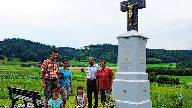 Die Restauratoren vor dem Feldkreuz (v.l.): Christian und Tanja Gunnesch, ihre Töchter Anna und Andrea sowie Alfred und Veronika Braun.