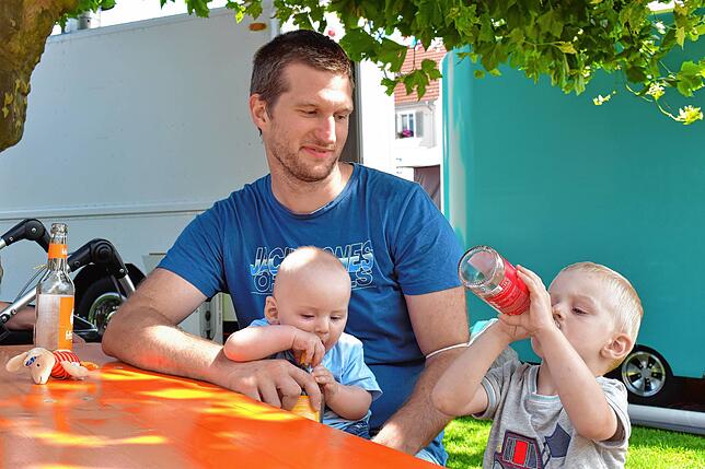 Patrik Seidel hat sich mit seinen Kindern Baby Milo (sechs Monate) und Josha (drei Jahre) in den Schatten zurückgezogen. Josha ist ...